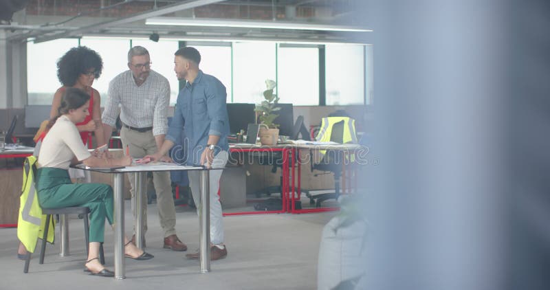 équipe d'ingénieurs divers discutant d'un plan au bureau clips vidéos