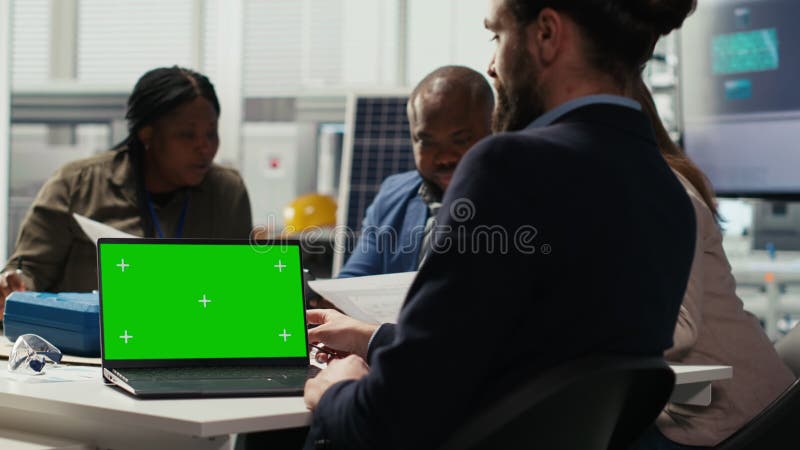 Équipe d'usine photovoltaïque utilisant un ordinateur portable à écran vert clips vidéos