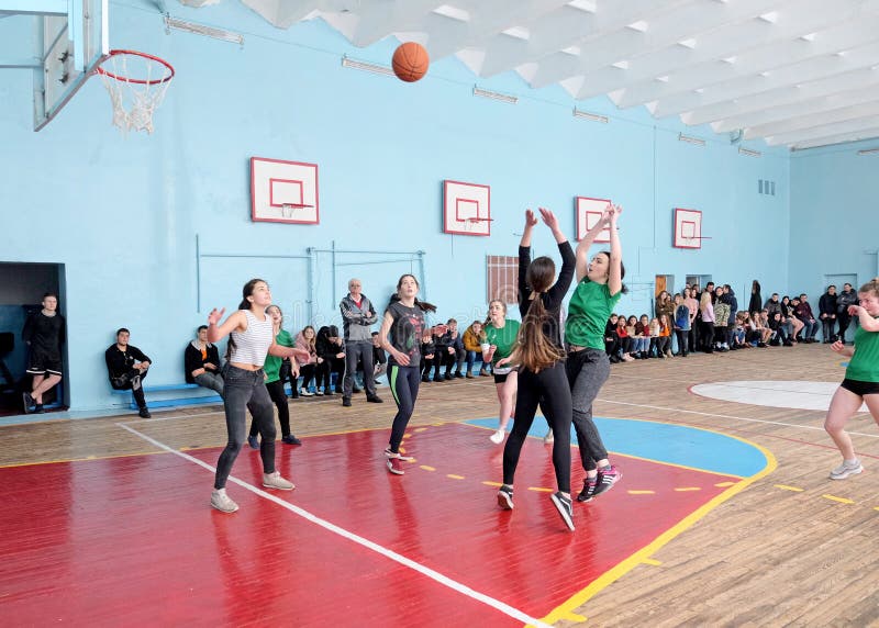 Équipe de basket femelle de lycée d'Europe de l'Est jouant le jeu photo stock Équipe de basket femelle de lycée d'Europe de l'Est jouant le jeu photo stock