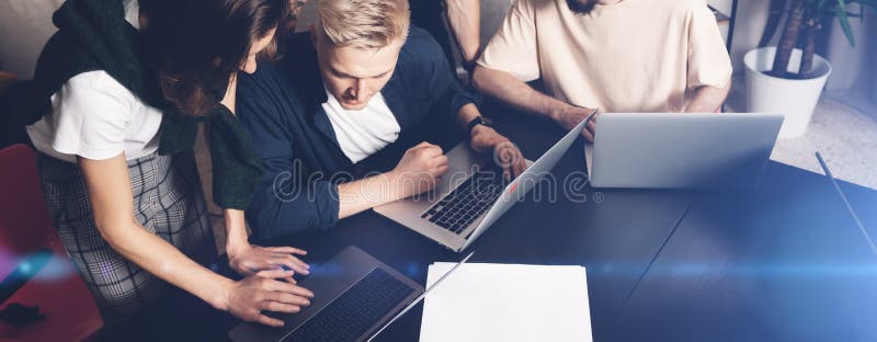 Équipe de collègues au travail Groupe de jeunes hommes d'affaires dans la tenue de détente à la mode fonctionnant ensemble dans l photo libre de droits