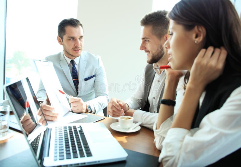 Équipe de jeune entreprise sur la réunion dans la séance de réflexion intérieure de bureau lumineux moderne, le fonctionnement su photo libre de droits