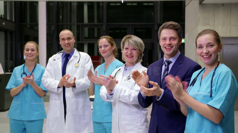 Équipe de médecins et d'homme d'affaires applaudissant au cours de la réunion