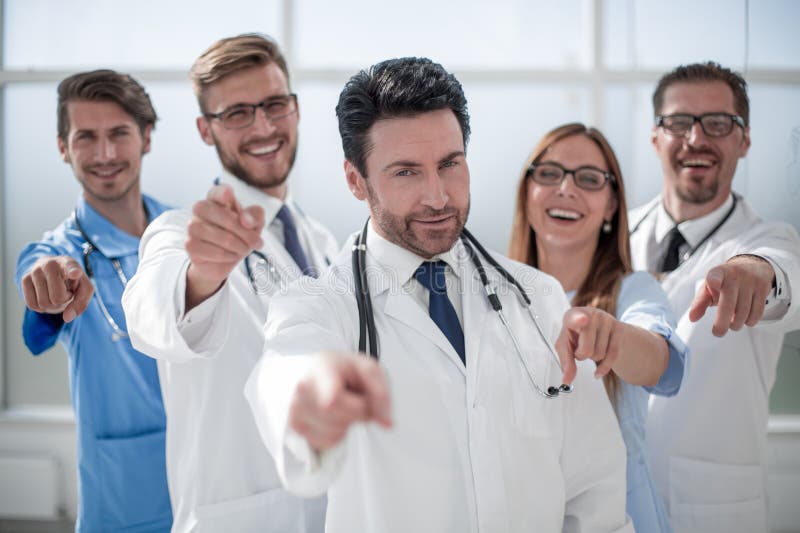 Équipe de médecins et d'infirmières, se dirigeant à vous image libre de droits Équipe de médecins et d'infirmières, se dirigeant à vous image libre de droits