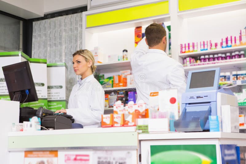 Équipe de pharmaciens travaillant ensemble image libre de droits Équipe de pharmaciens travaillant ensemble image libre de droits