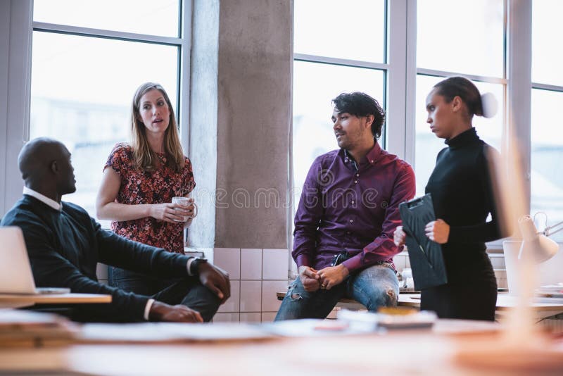 Équipe diverse d'affaires discutant le travail dans le bureau