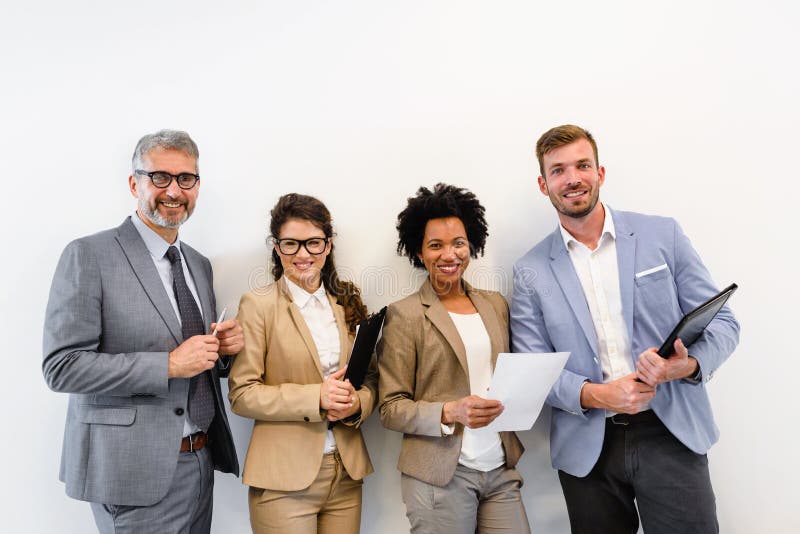 Équipe diverse gaie d'affaires discutant le travail photos libres de droits Équipe diverse gaie d'affaires discutant le travail photos libres de droits