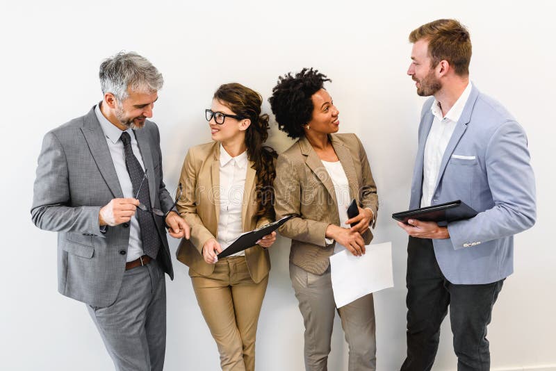 Équipe diverse gaie d'affaires discutant le travail image libre de droits Équipe diverse gaie d'affaires discutant le travail image libre de droits