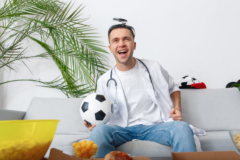 Équipe encourageante de observation de match de supporter de jeune homme images libres de droits Équipe encourageante de observation de match de supporter de jeune homme images libres de droits