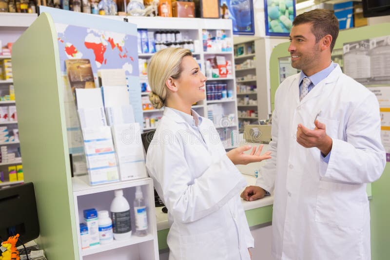 Équipe gaie de pharmacien parlant ensemble photographie stock libre de droits Équipe gaie de pharmacien parlant ensemble photographie stock libre de droits