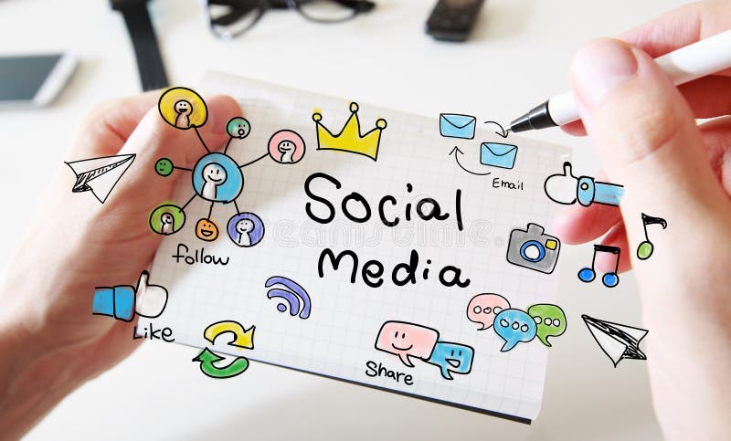Équipe la main dessinant le concept social de media sur le carnet photo stock Équipe la main dessinant le concept social de media sur le carnet photo stock