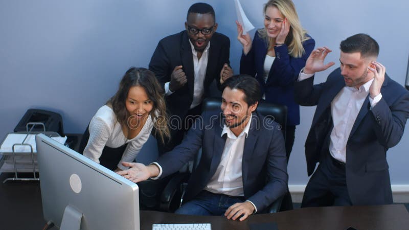 Équipe multiraciale d'affaires célébrant le succès dans le bureau photographie stock libre de droits Équipe multiraciale d'affaires célébrant le succès dans le bureau photographie stock libre de droits