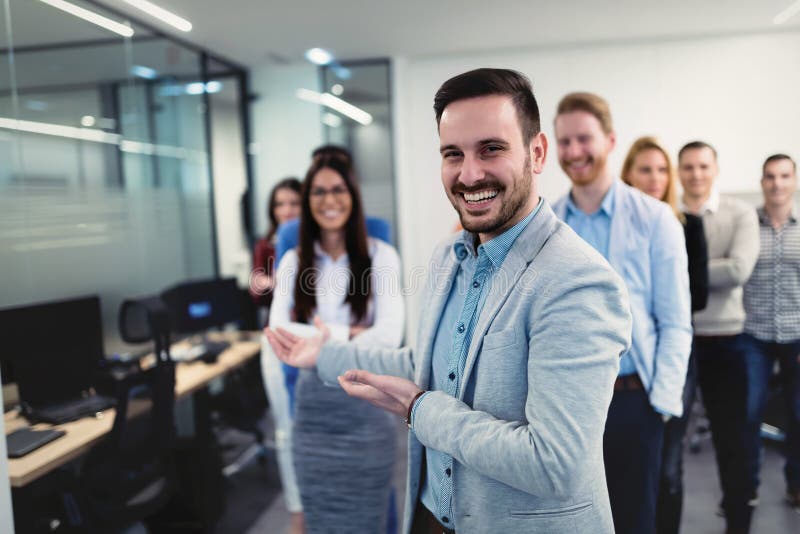 Équipe réussie de jeunes hommes d'affaires de perspective dans le bureau image stock Équipe réussie de jeunes hommes d'affaires de perspective dans le bureau image stock