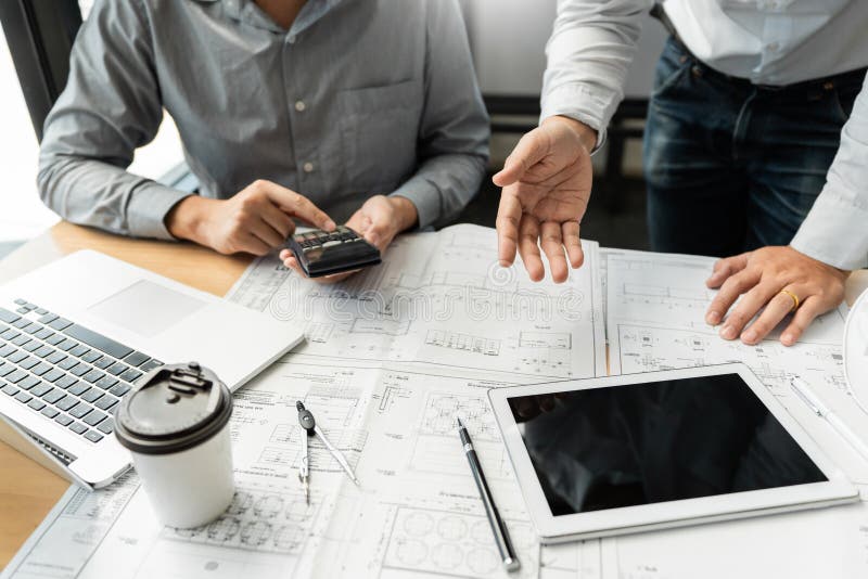 Équipe sûre d'ingénieur travaillant avec le croquis de mise au point avec le projet de discussion et de planification d'équipemen photographie stock Équipe sûre d'ingénieur travaillant avec le croquis de mise au point avec le projet de discussion et de planification d'équipemen photographie stock