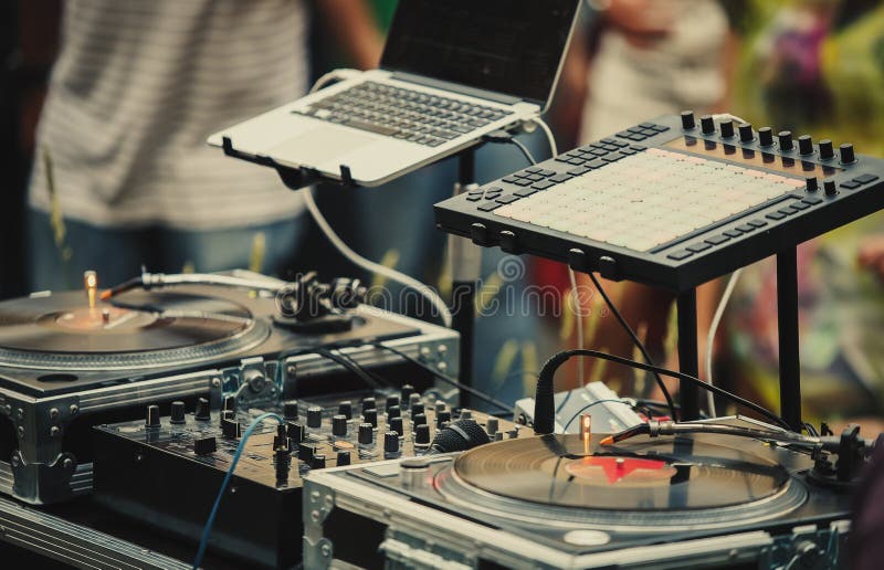 Équipement audio du DJ de partie professionnelle sur le festival d'air ouvert images libres de droits Équipement audio du DJ de partie professionnelle sur le festival d'air ouvert images libres de droits