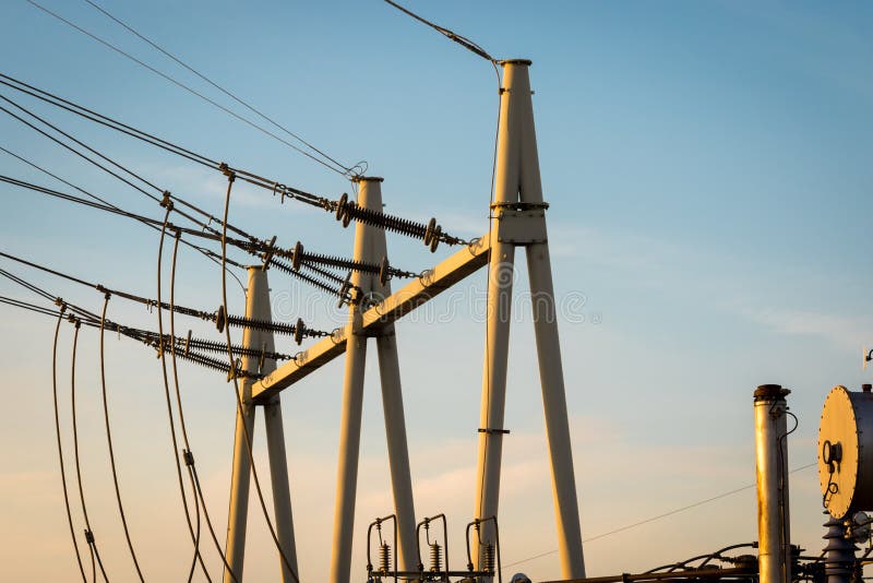 Équipement d'une haute tension des réseaux électriques image stock Équipement d'une haute tension des réseaux électriques image stock