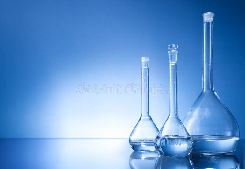 Équipement de laboratoire, ballon trois en verre sur le fond bleu image stock Équipement de laboratoire, ballon trois en verre sur le fond bleu image stock