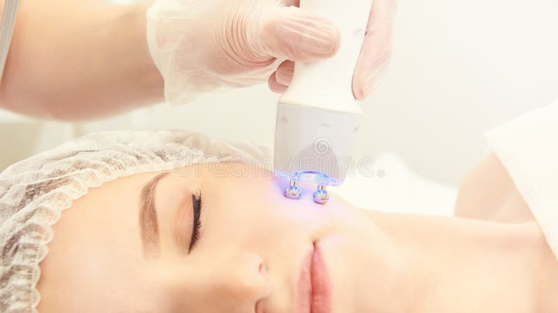 Équipement léger de cosmétologie Anti âge et ride Traitement de médecine de Microcurrent Femme de beauté Clinique de Sincare peel photos stock Équipement léger de cosmétologie Anti âge et ride Traitement de médecine de Microcurrent Femme de beauté Clinique de Sincare peel photos stock