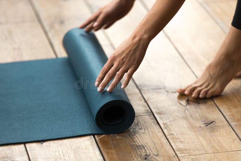Équipement pour la forme physique, les pilates ou le yoga, tapis bleu d'exercice