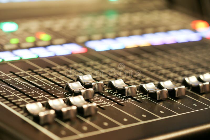 Équipement pour le contrôle de mixeur son dans la chaîne de télévision de studio, audio a photographie stock Équipement pour le contrôle de mixeur son dans la chaîne de télévision de studio, audio a photographie stock