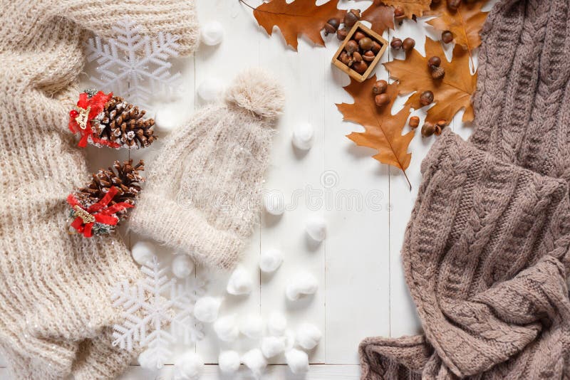 Équipement élégant du ` s de femme d'automne et d'hiver Le chandail, le chapeau, les chaussures et le petit automne ont rapporté photographie stock libre de droits Équipement élégant du ` s de femme d'automne et d'hiver Le chandail, le chapeau, les chaussures et le petit automne ont rapporté photographie stock libre de droits