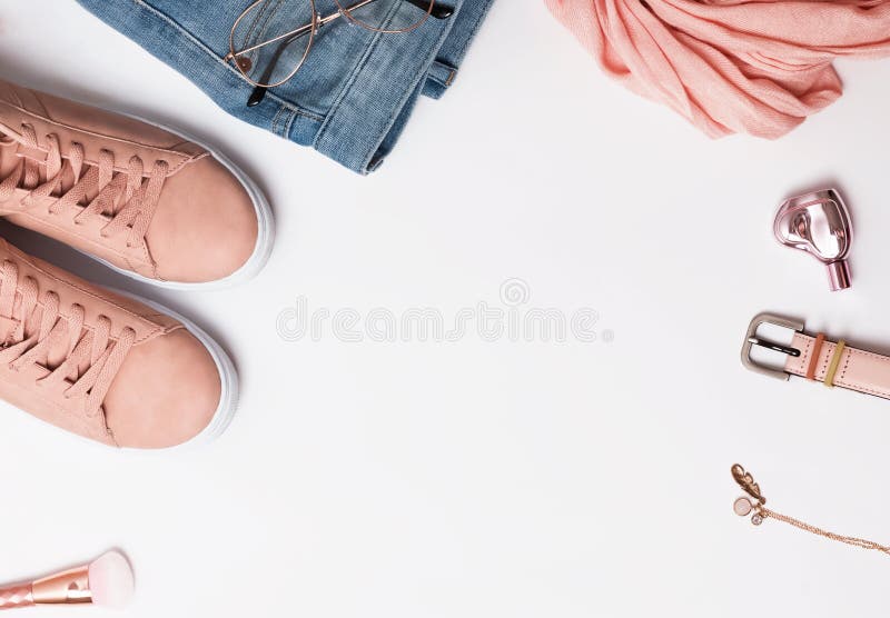 Équipement élégant du ` s de femme pour le ressort ou l'été photographie stock libre de droits Équipement élégant du ` s de femme pour le ressort ou l'été photographie stock libre de droits