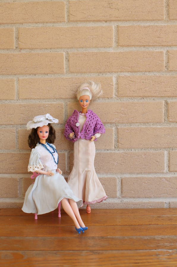 Équipements 80s et 90s de petit morceau de deux vieux poupées de Barbie photographie stock libre de droits Équipements 80s et 90s de petit morceau de deux vieux poupées de Barbie photographie stock libre de droits
