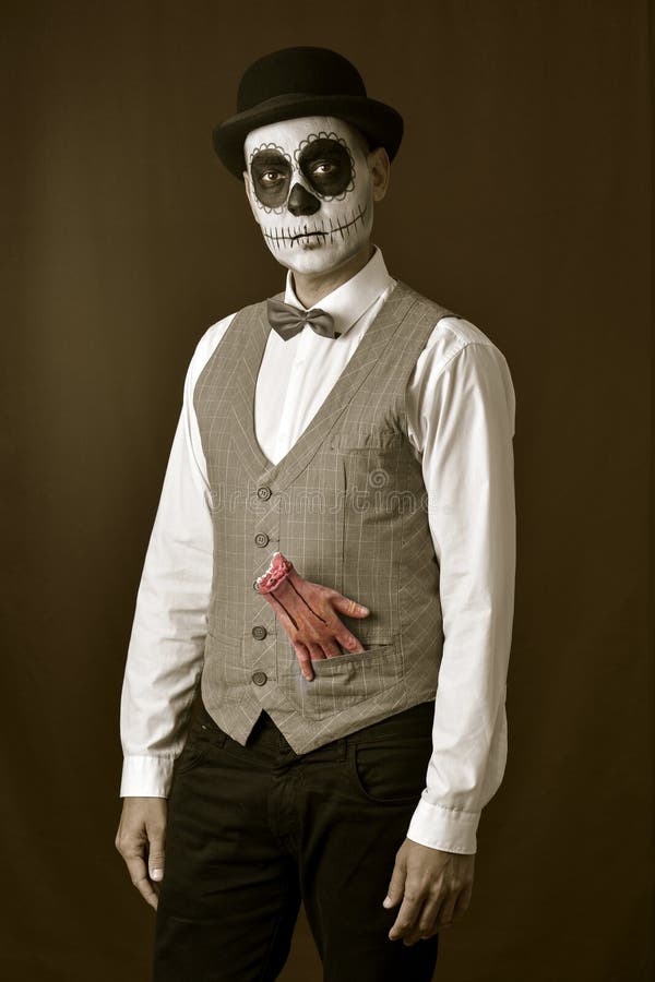 Équipez avec le maquillage mexicain de calaveras et la main amputée image libre de droits Équipez avec le maquillage mexicain de calaveras et la main amputée image libre de droits