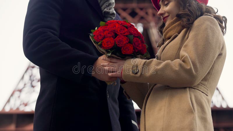 Équipez donner des fleurs à son aimé et l'étreindre doucement, roman à Paris