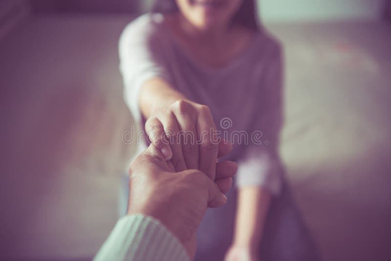 Équipez donner la main à la femme déprimée, psychiatre tenant le patient de mains, concept de soins de santé de Meantal photo stock Équipez donner la main à la femme déprimée, psychiatre tenant le patient de mains, concept de soins de santé de Meantal photo stock