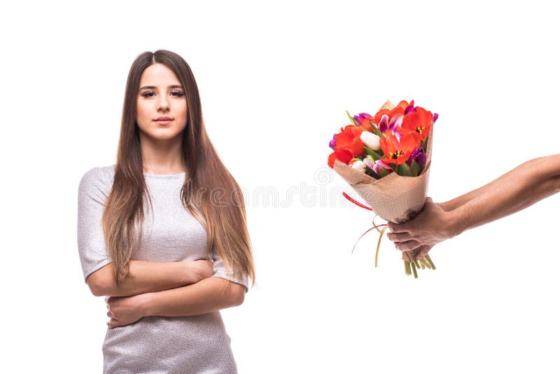 Équipez donner un groupe des fleurs et de la femme triste d'isolement sur le fond blanc photographie stock Équipez donner un groupe des fleurs et de la femme triste d'isolement sur le fond blanc photographie stock