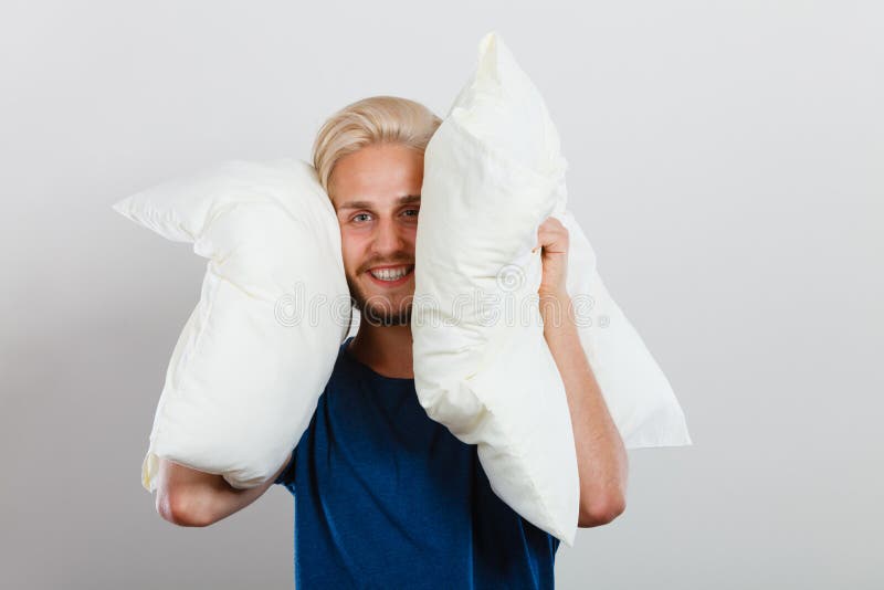 Équipez jouer avec des oreillers, bon concept de sommeil image stock Équipez jouer avec des oreillers, bon concept de sommeil image stock