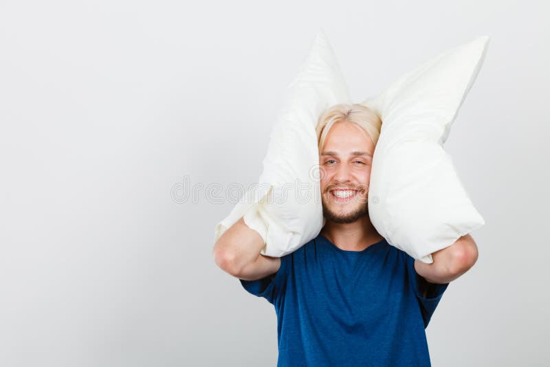Équipez jouer avec des oreillers, bon concept de sommeil photo stock Équipez jouer avec des oreillers, bon concept de sommeil photo stock