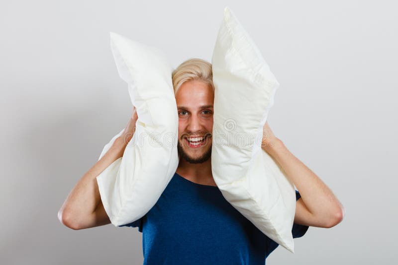 Équipez jouer avec des oreillers, bon concept de sommeil image libre de droits Équipez jouer avec des oreillers, bon concept de sommeil image libre de droits