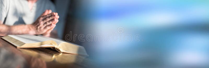 Équipez la prière avec ses mains au-dessus d'une bible photos stock Équipez la prière avec ses mains au-dessus d'une bible photos stock