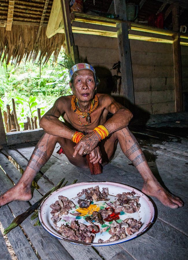 La Tribu  De Mentawai  D homme Dans La Jungle Fait Ses 