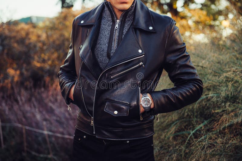 Équipez la veste en cuir et la montre noires de port posant dehors image libre de droits Équipez la veste en cuir et la montre noires de port posant dehors image libre de droits