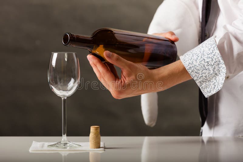 Équipez le vin de versement de serveur dans le verre photos stock Équipez le vin de versement de serveur dans le verre photos stock