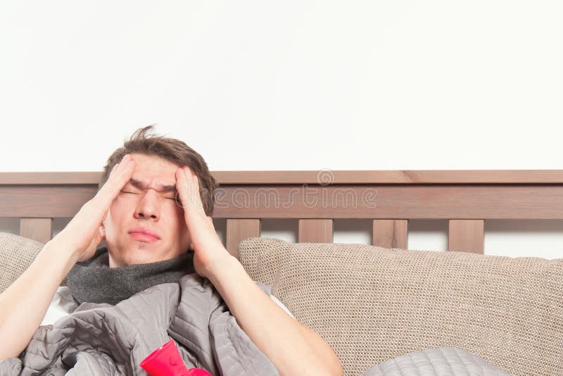 Équipez mauvais se situer se sentant dans le lit et la toux images libres de droits Équipez mauvais se situer se sentant dans le lit et la toux images libres de droits
