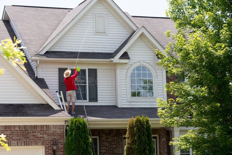 Équipez nettoyer l'extérieur de plancher supérieur de sa maison image stock Équipez nettoyer l'extérieur de plancher supérieur de sa maison image stock