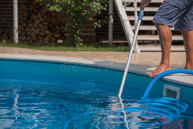 Équipez nettoyer la piscine avec l'aspirateur photo libre de droits Équipez nettoyer la piscine avec l'aspirateur photo libre de droits