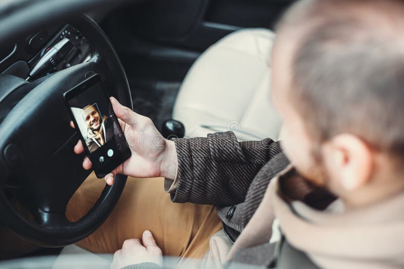 Équipez ouvrir le smartphone par la reconnaissance faciale ou prendre un selfie image libre de droits Équipez ouvrir le smartphone par la reconnaissance faciale ou prendre un selfie image libre de droits