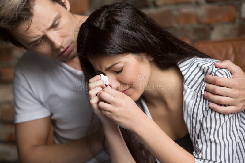Équipez soulager la femme triste pleurante, fille de consolation d'ami en larmes photo stock Équipez soulager la femme triste pleurante, fille de consolation d'ami en larmes photo stock
