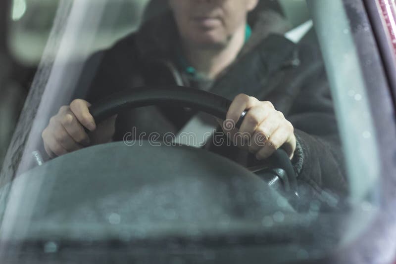 Équipez tenir le volant avec deux mains photo stock Équipez tenir le volant avec deux mains photo stock