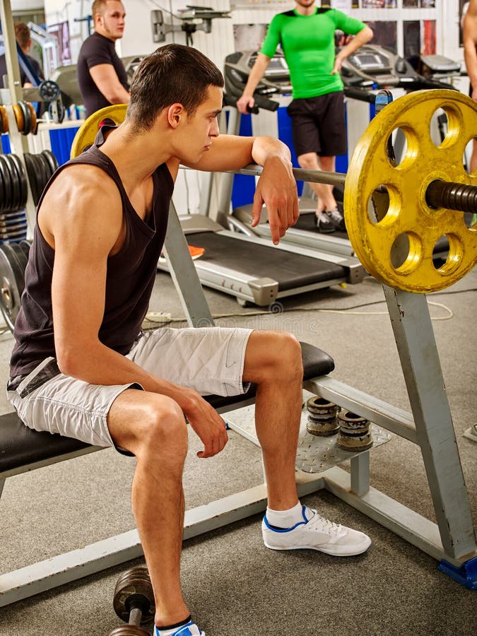 Équipez travailler son corps par le barbell dans le gymnase de sport image libre de droits Équipez travailler son corps par le barbell dans le gymnase de sport image libre de droits
