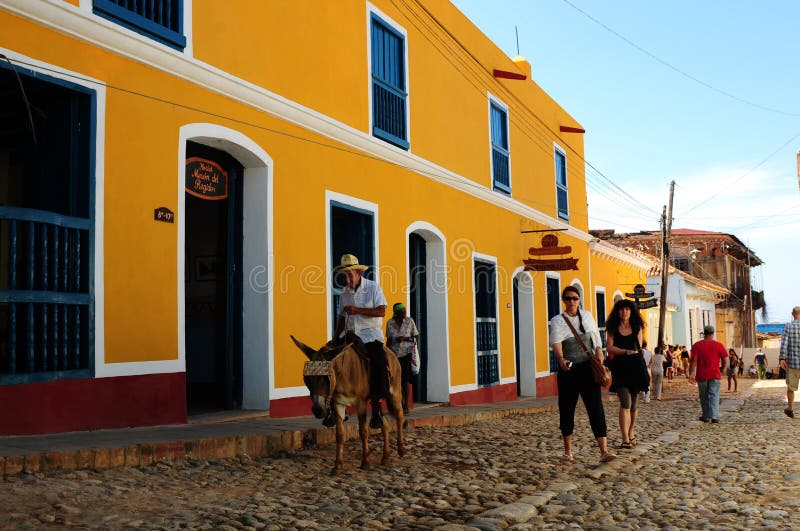 Équitation cubaine d'homme sur un dunkey par les rues dans le Trinidad-CIT photographie stock Équitation cubaine d'homme sur un dunkey par les rues dans le Trinidad-CIT photographie stock