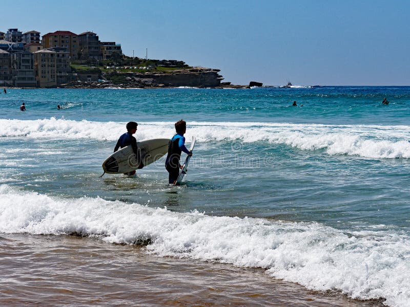 Équitation de panneau de ressac à la plage de Bondi, Sydney, Australie image libre de droits Équitation de panneau de ressac à la plage de Bondi, Sydney, Australie image libre de droits