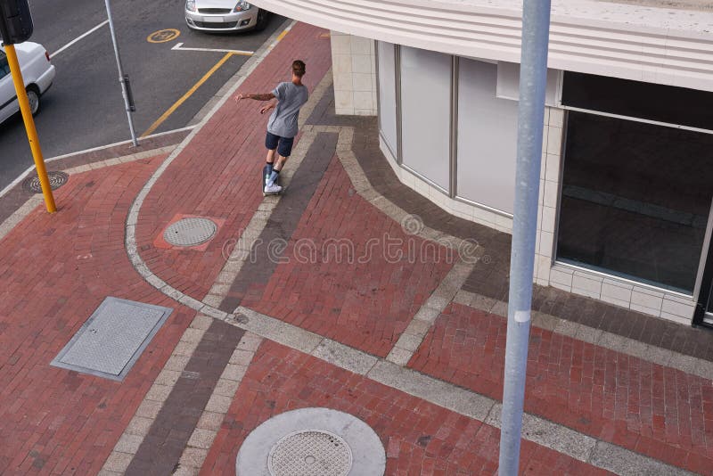 équitation fitness et homme avec skateboard rue et l'exercice pour la vitesse dans le voyage en ville et athlète. Extérieur images libres de droits