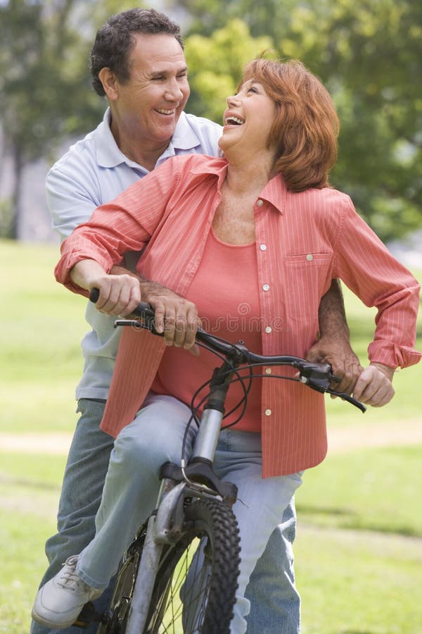 Équitation mûre de vélo de couples. images stock Équitation mûre de vélo de couples. images stock