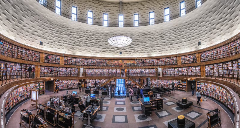 ÉSTOCOLMO, SUÉCIA - EM MARÇO DE 2019: Interior do stadsbiblioteket famoso da biblioteca pública em Éstocolmo, arquiteto Gunnar As fotos de stock royalty free ÉSTOCOLMO, SUÉCIA - EM MARÇO DE 2019: Interior do stadsbiblioteket famoso da biblioteca pública em Éstocolmo, arquiteto Gunnar As fotos de stock royalty free