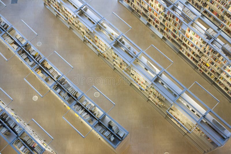 Étagères de livre dans la bibliothèque photo stock Étagères de livre dans la bibliothèque photo stock